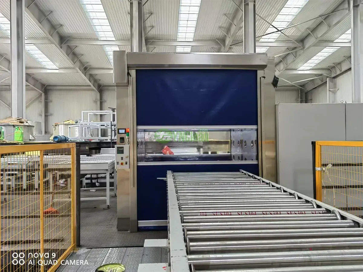 Automatic fast roll door cargo air shower with conveyor